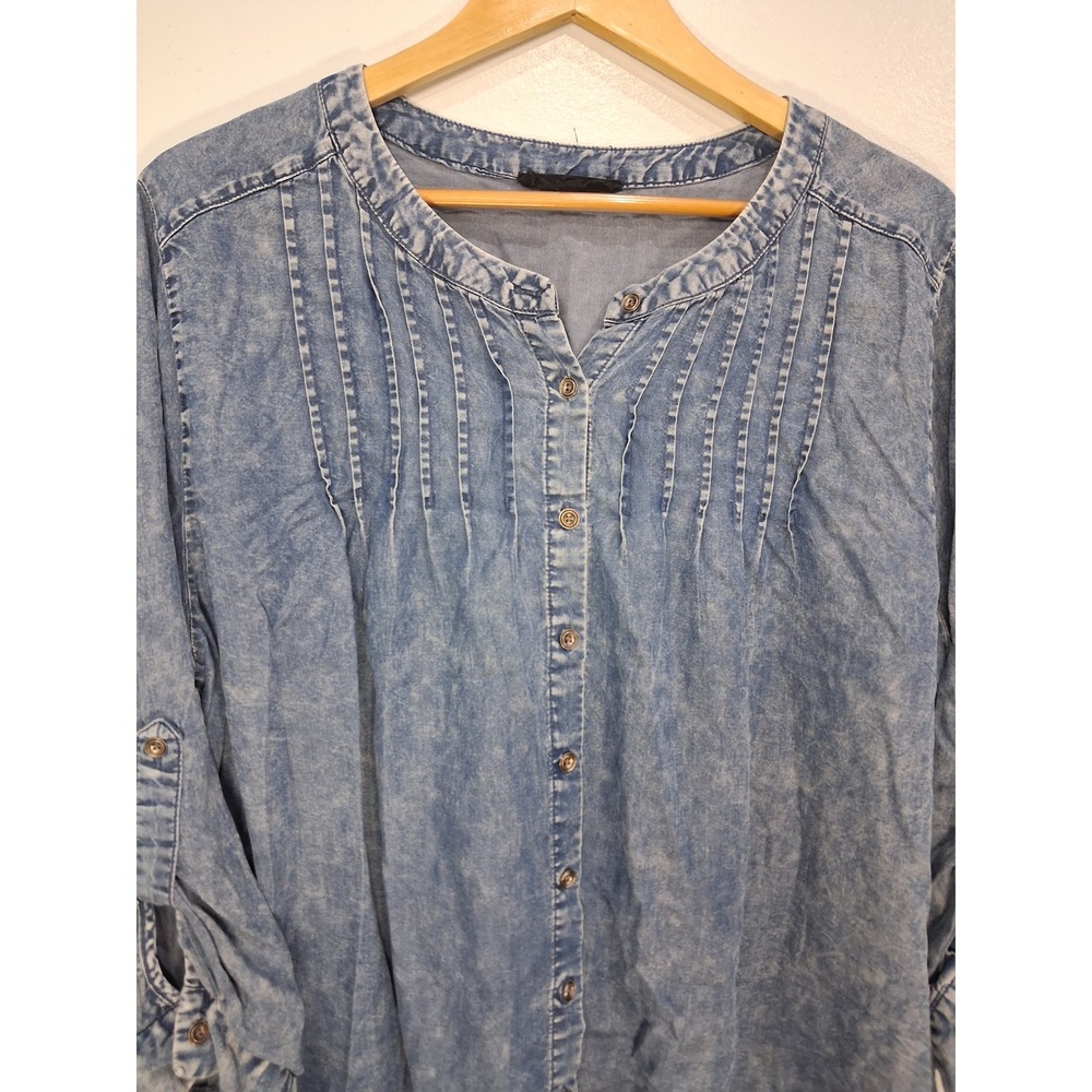 Jane + Delancey Womens 2X Blue Acid Wash Lyocell Pintuck Roll Tab Button Top - Picture 2 of 7